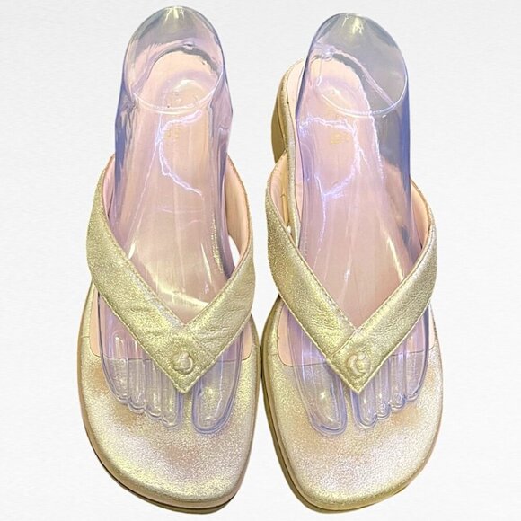 Taryn Rose Tara Thong Sandal in Muted Gold Size 10 - Picture 1 of 8